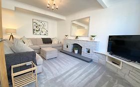 Modern 4-Bed Cottage Llanwrst Town Centre & Parking - Snowdonia! Near Betws-Y-Coed